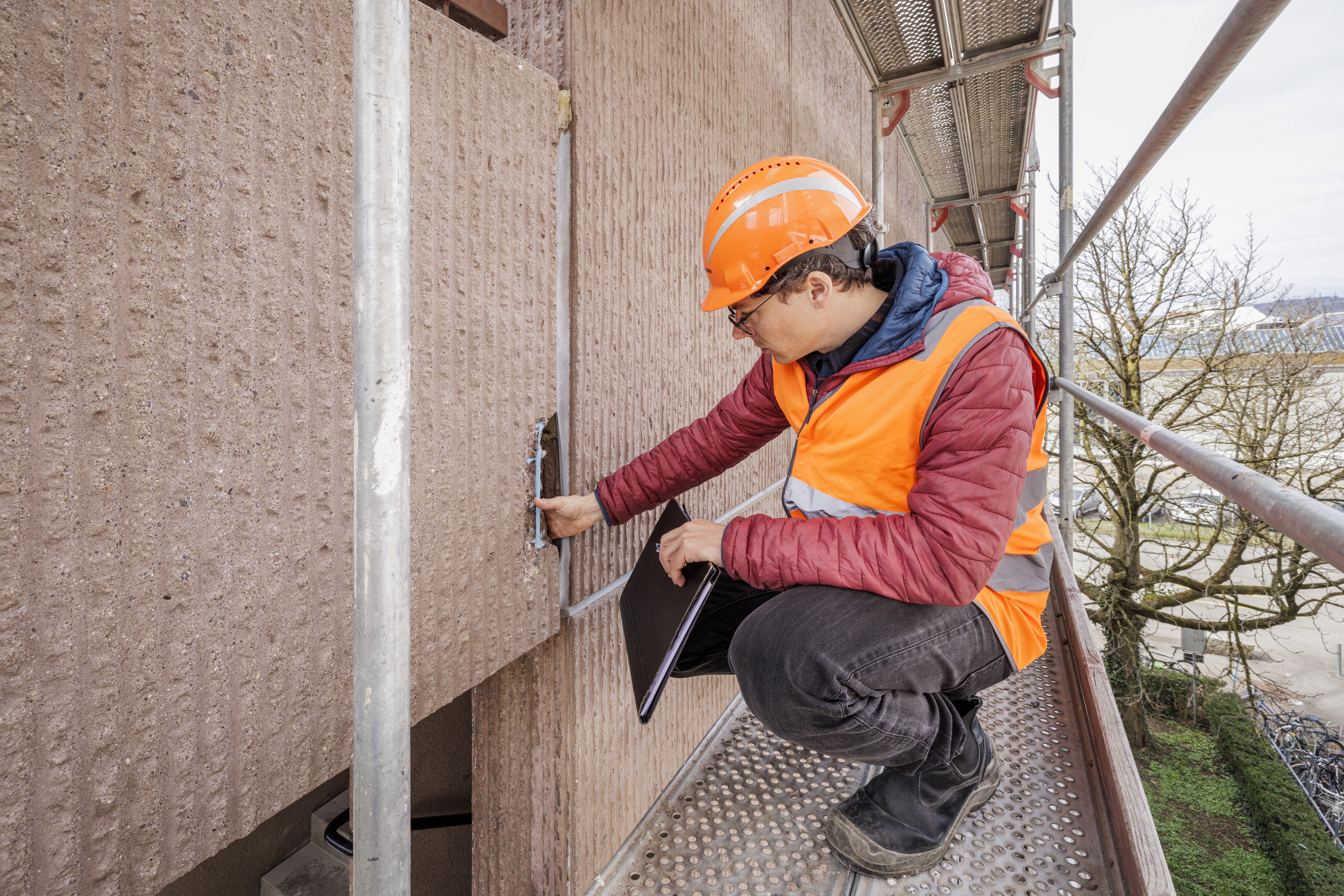 Hardau Prüfung Schadstelle durch Ingenieur