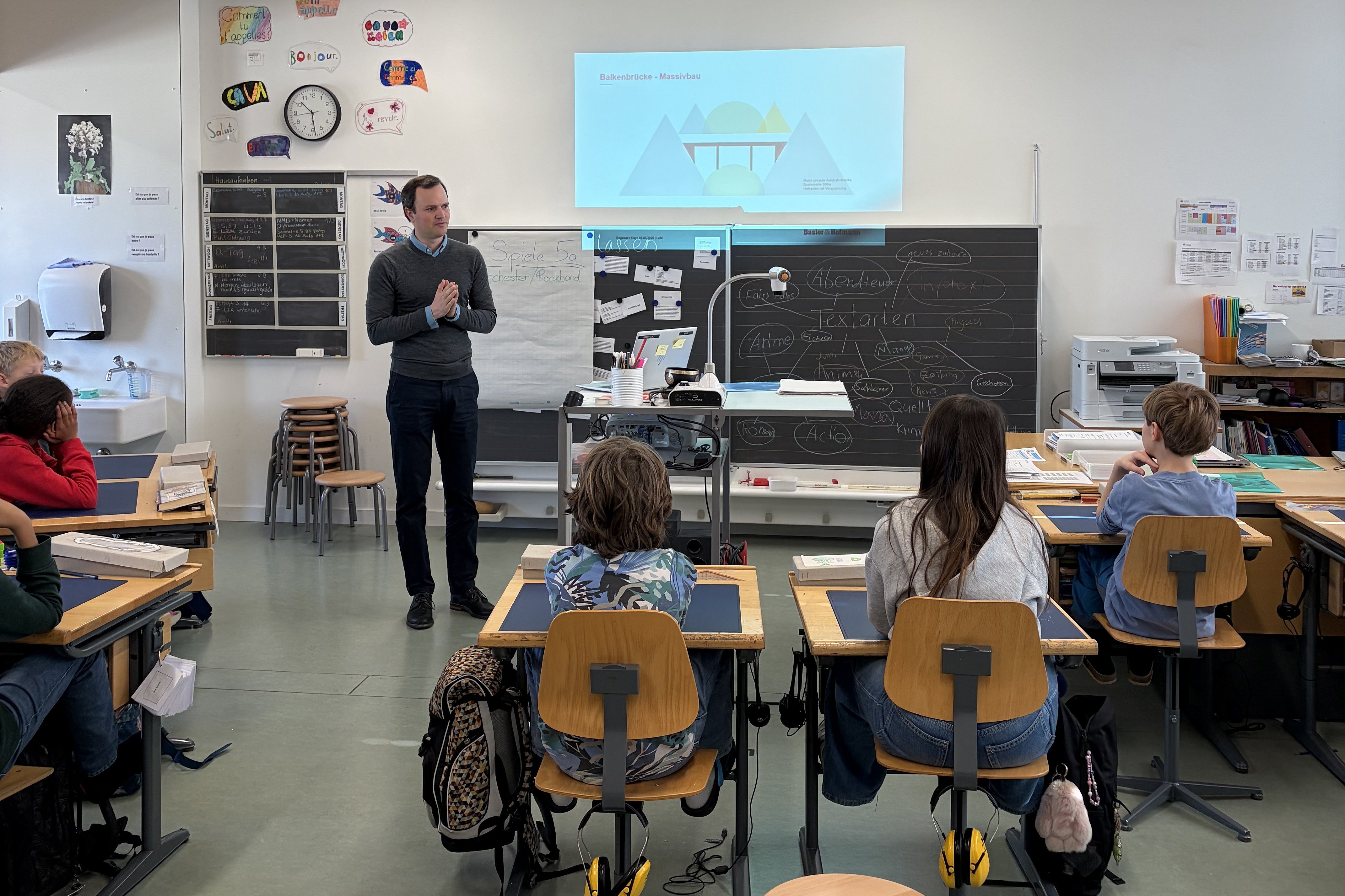 Lukas Amrein, ingénieur en visite à l'école
