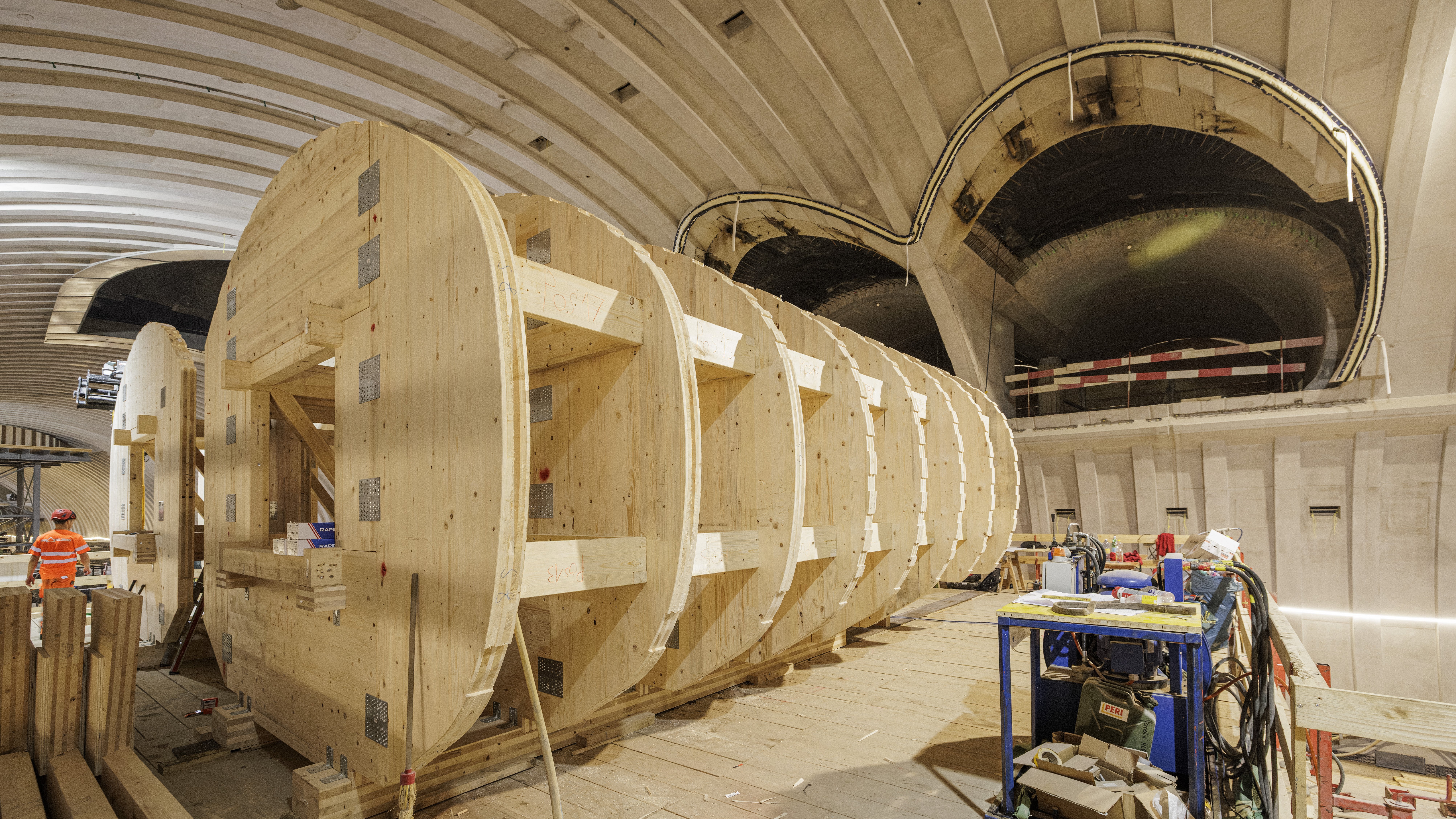 Raidisseur en bois pour le montage d'une bordure en acier