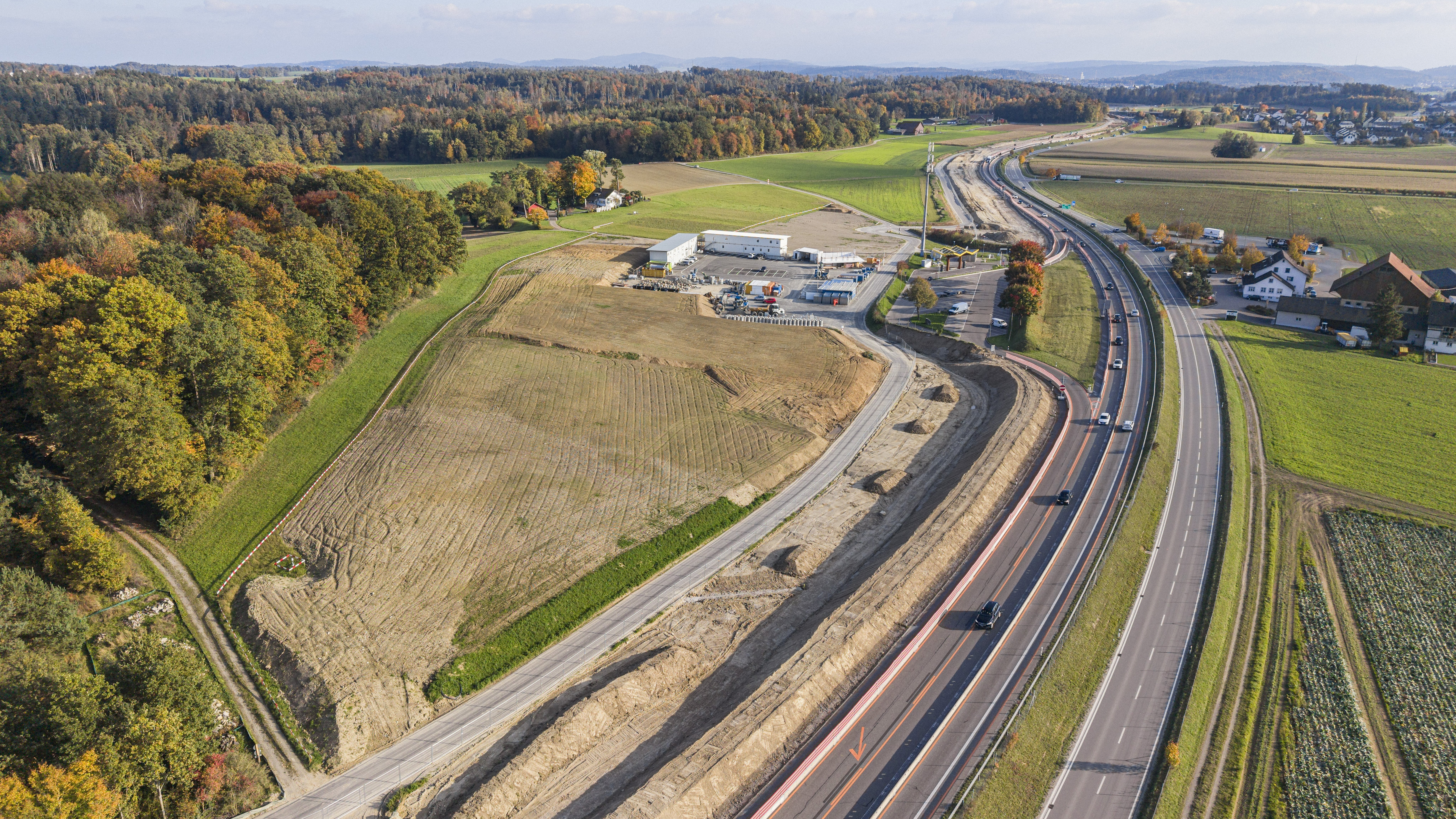Installationsplatz, umgeben von zwischengelagerten Böden