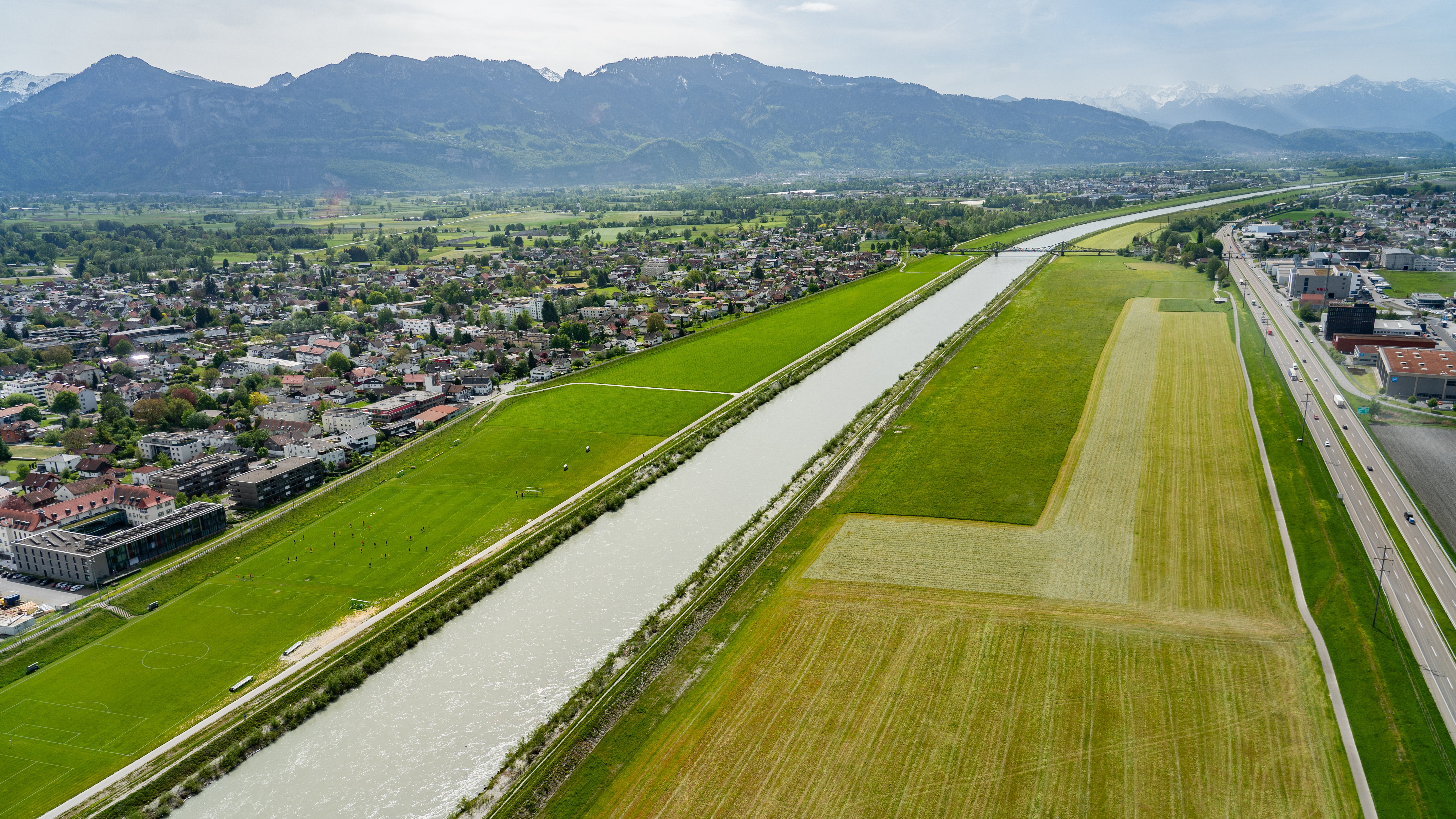 Alpenrhein kanalisiert Widnau - Lustenau