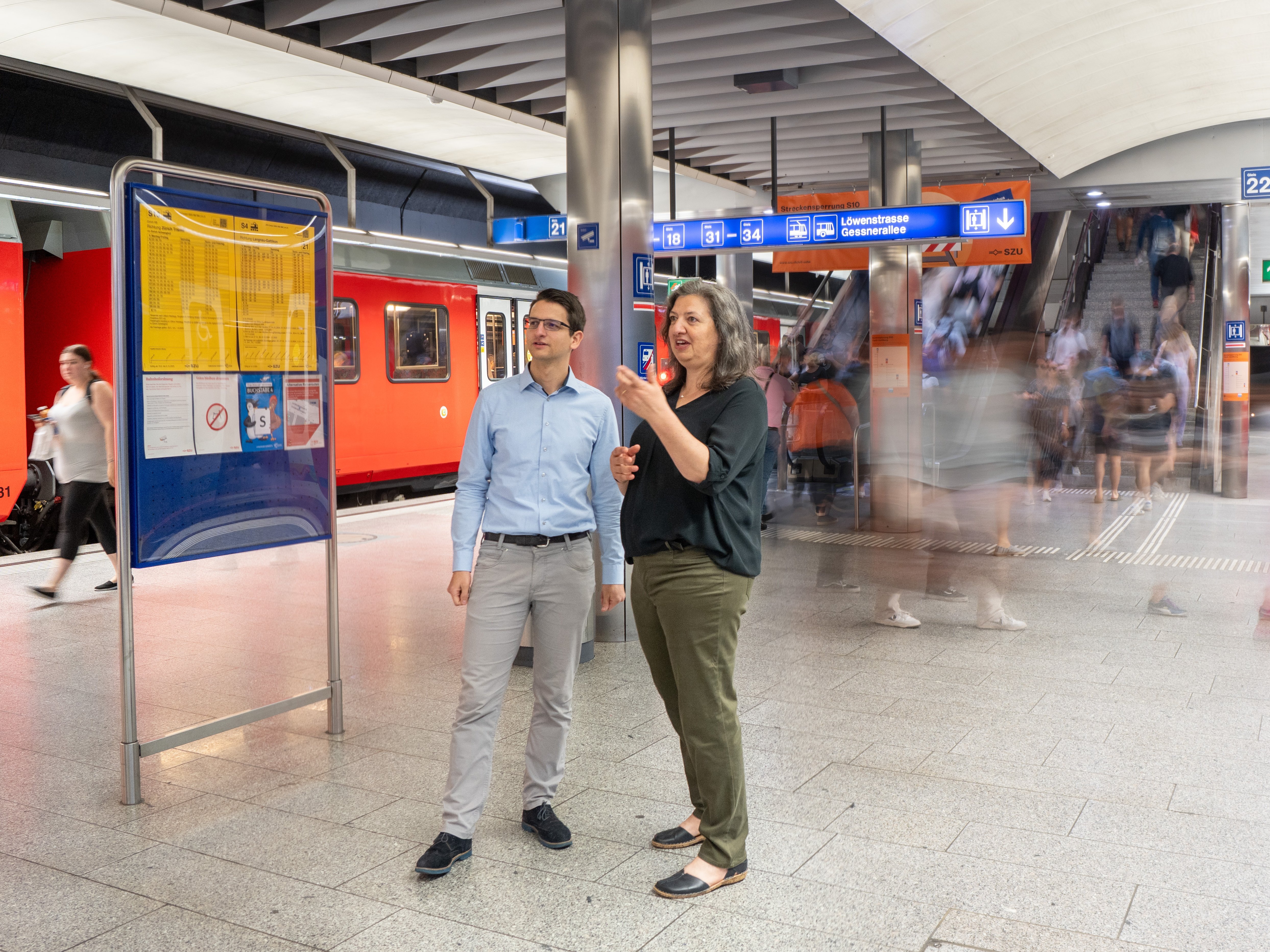 Im Personenfluss am Hauptbahnhof: Elena Odermatt und Martin Ellwanger