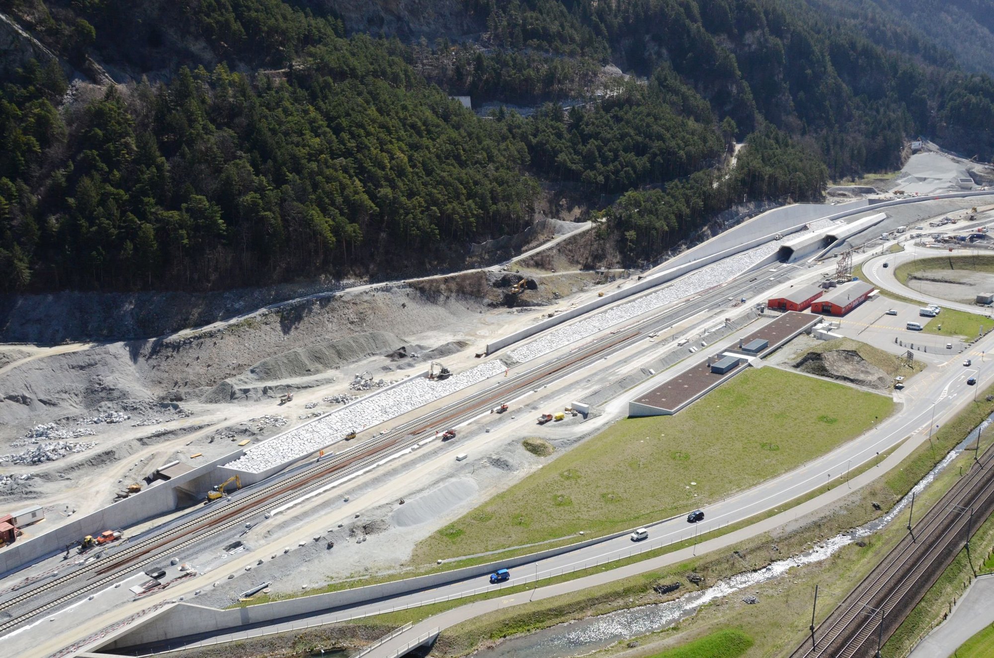 Accès nord au tunnel de base du SaintGothard murs de soutènement Stägwald