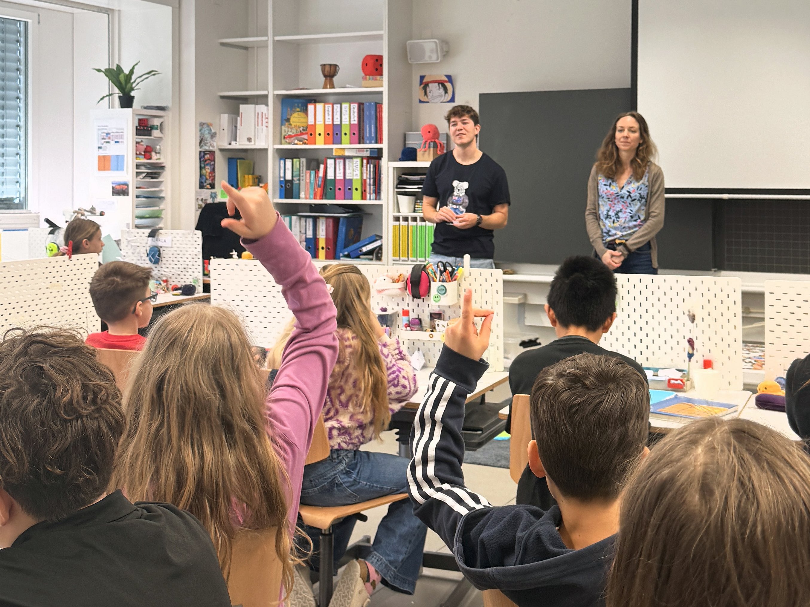 Nos ingénieurs en visite à l'école de Stäfa.
