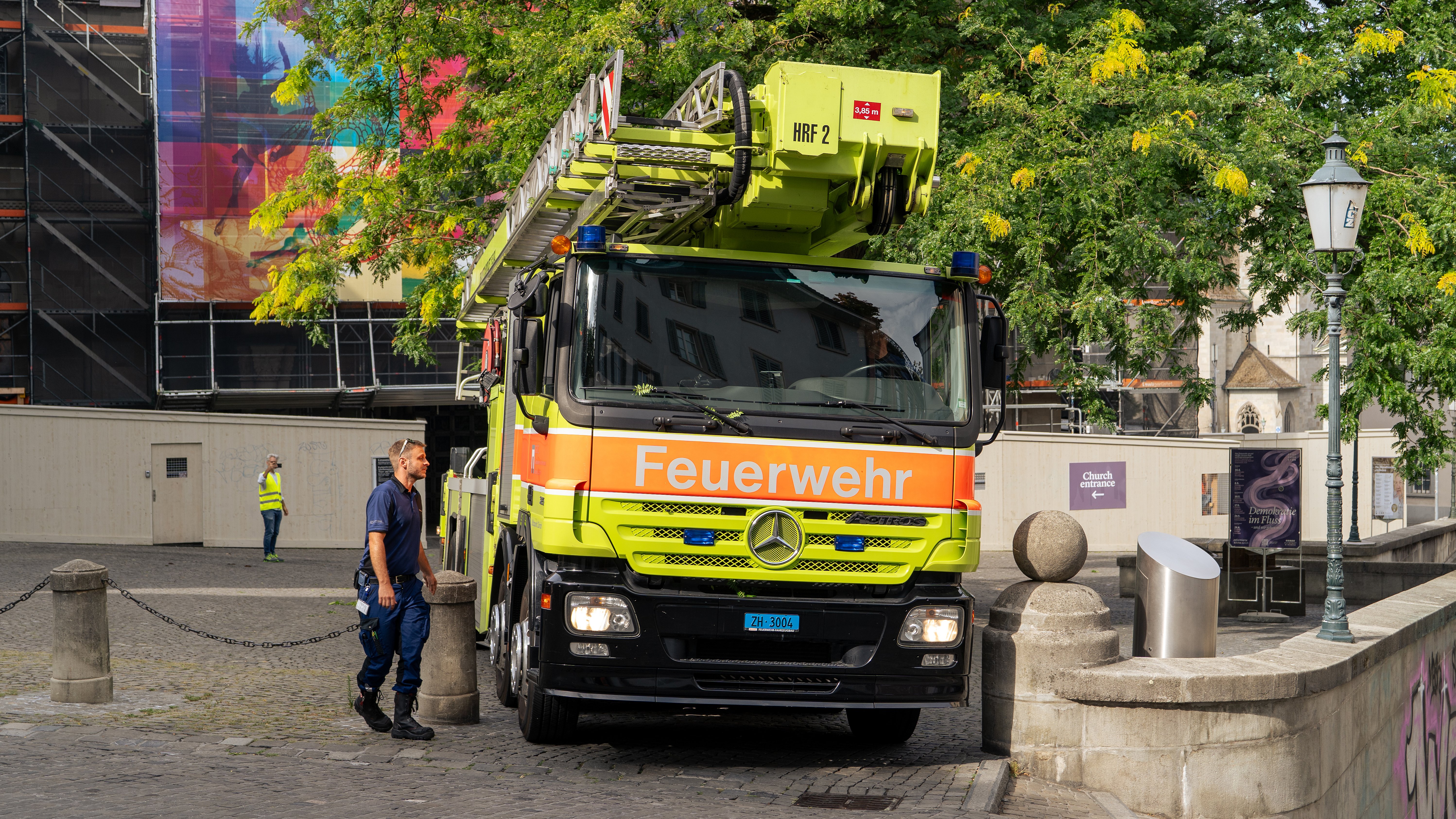 Rettungsfahrzeug in Altstadt Zürichs