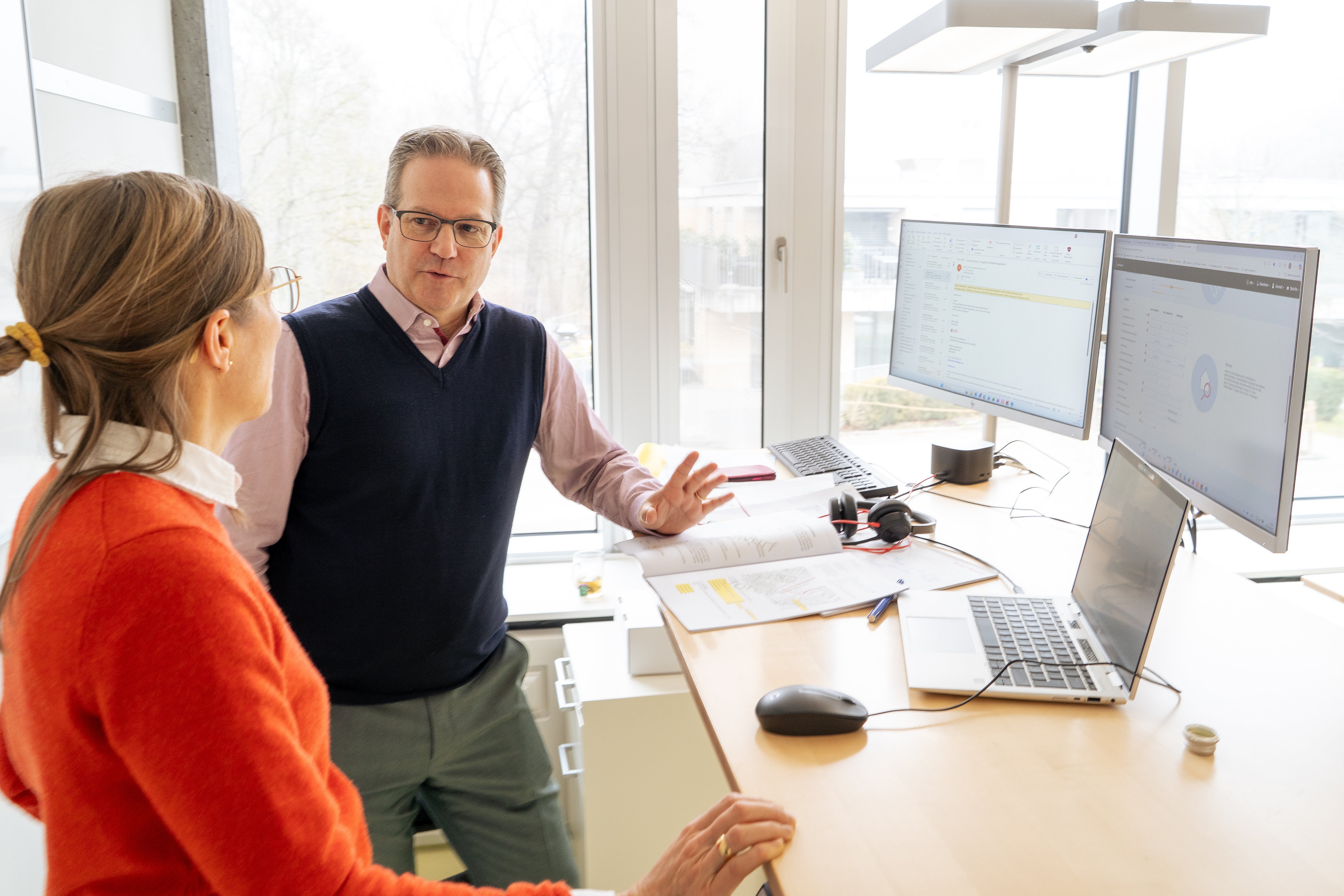 Tobias Schär et sa collègue chez Basler & Hofmann