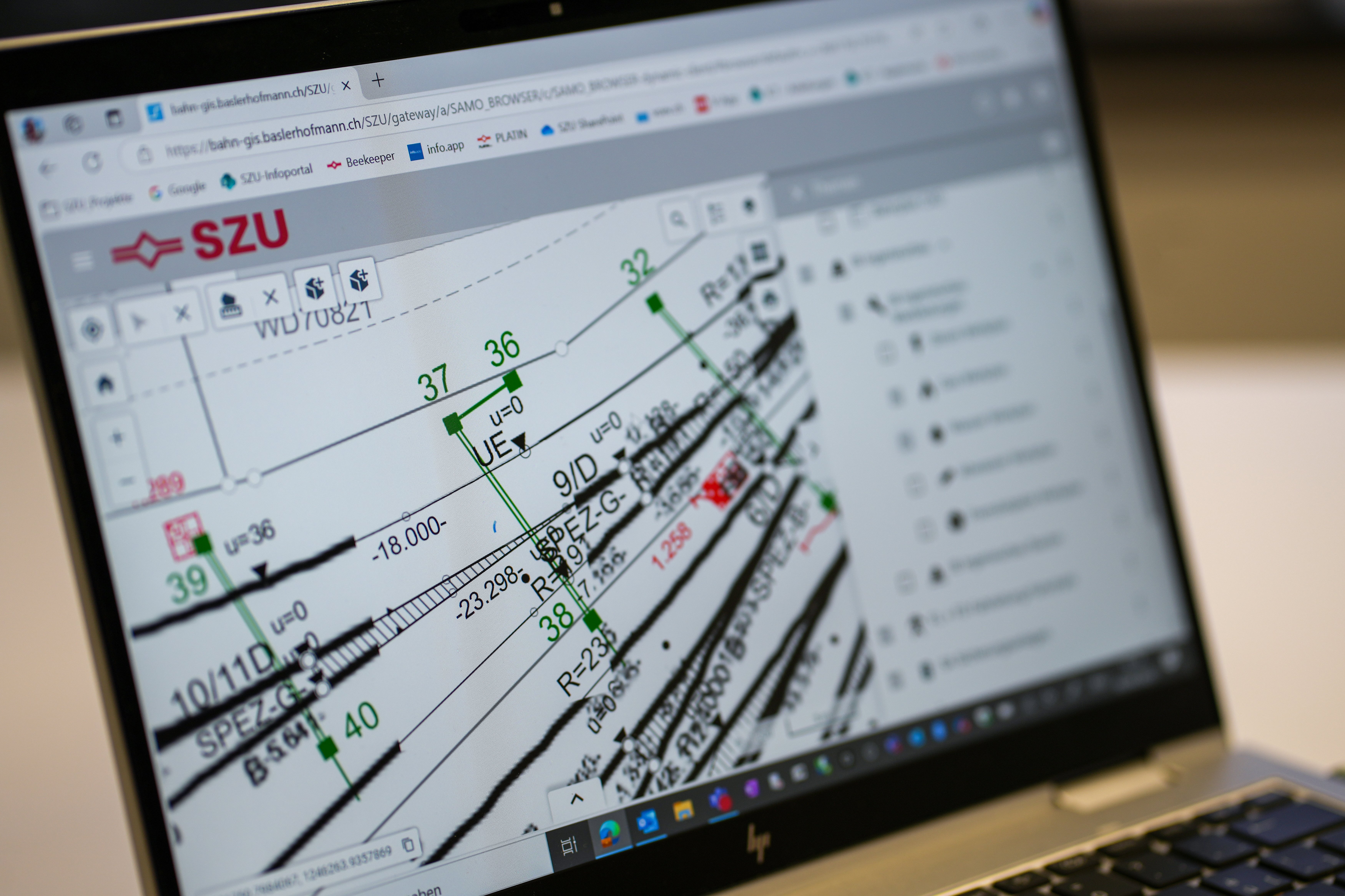 Bildschirm mit Bahn-GIS der SZU