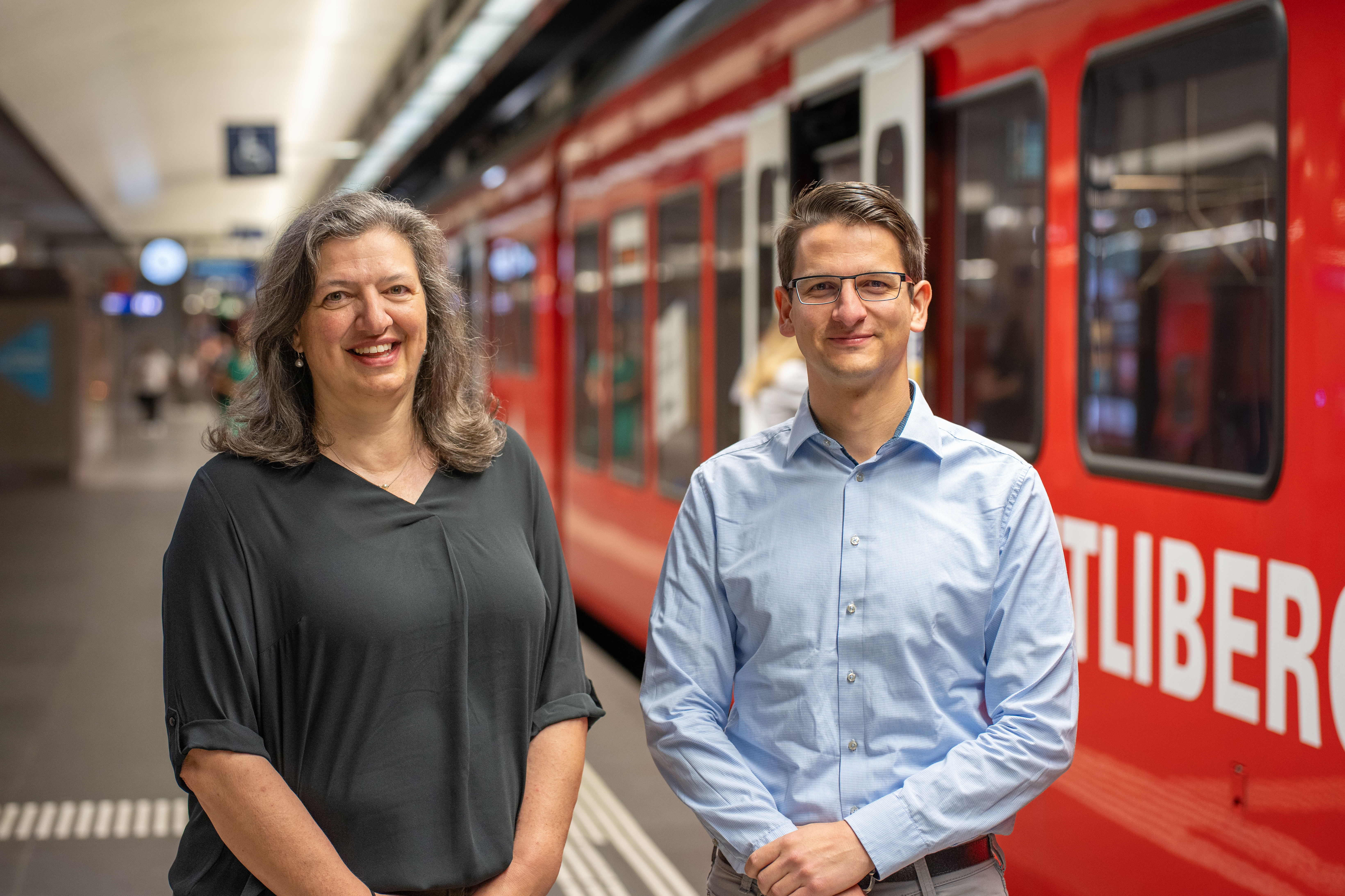 Elena Odermatt und Martin Ellwanger am Tiefbahnhof der SZU am HB Zürich.