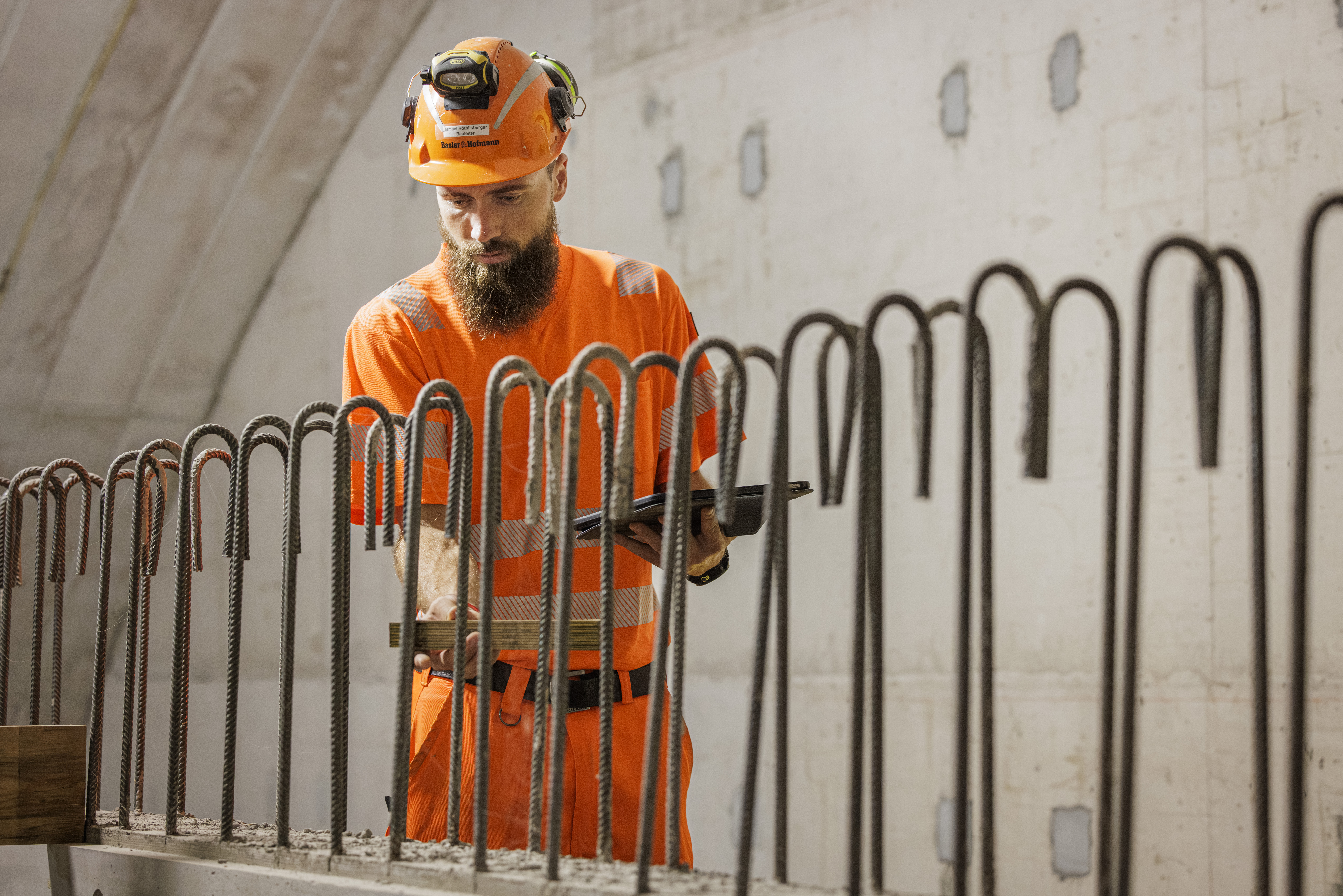 Bauleiter prüft die Bewehrung auf Baustelle.