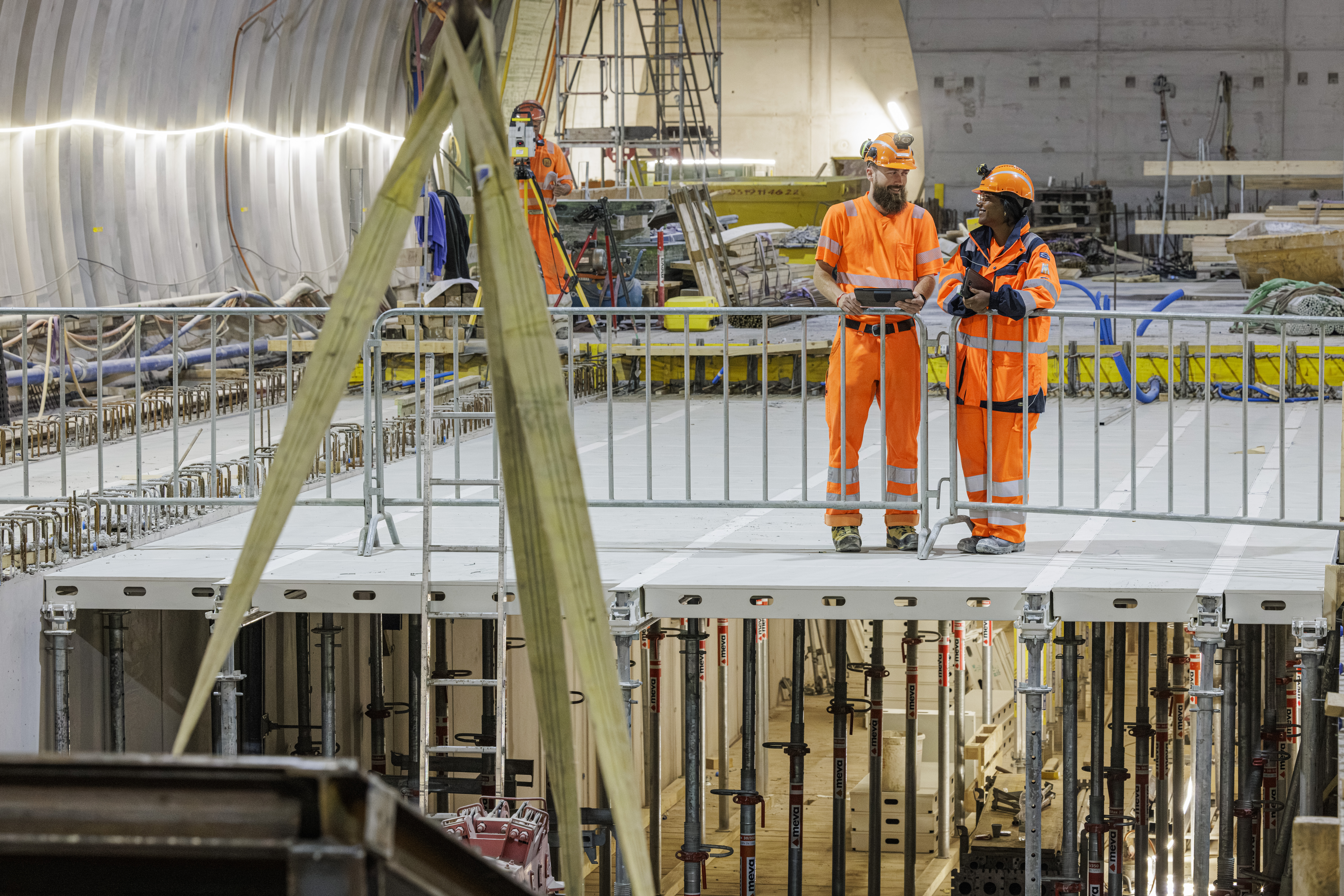 zwei Mitarbeitende auf der RBS Baustelle in Bern