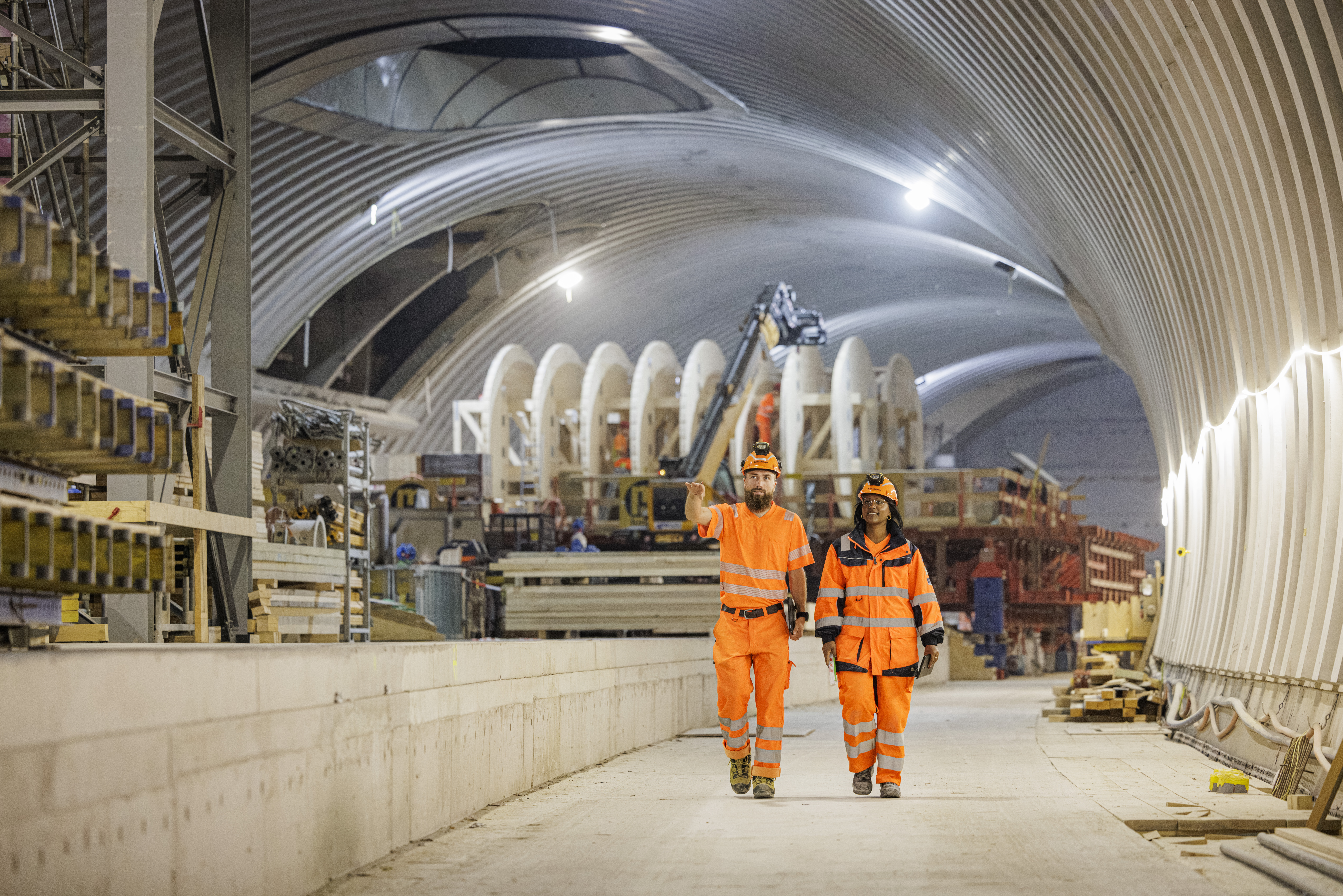Mit Helm Und Tablet Junge Bauleiter innen Auf Der RBS Grossbaustelle Mit Helm Und Tablet Junge Bauleiter innen Auf Der RBS Grossbaustelle