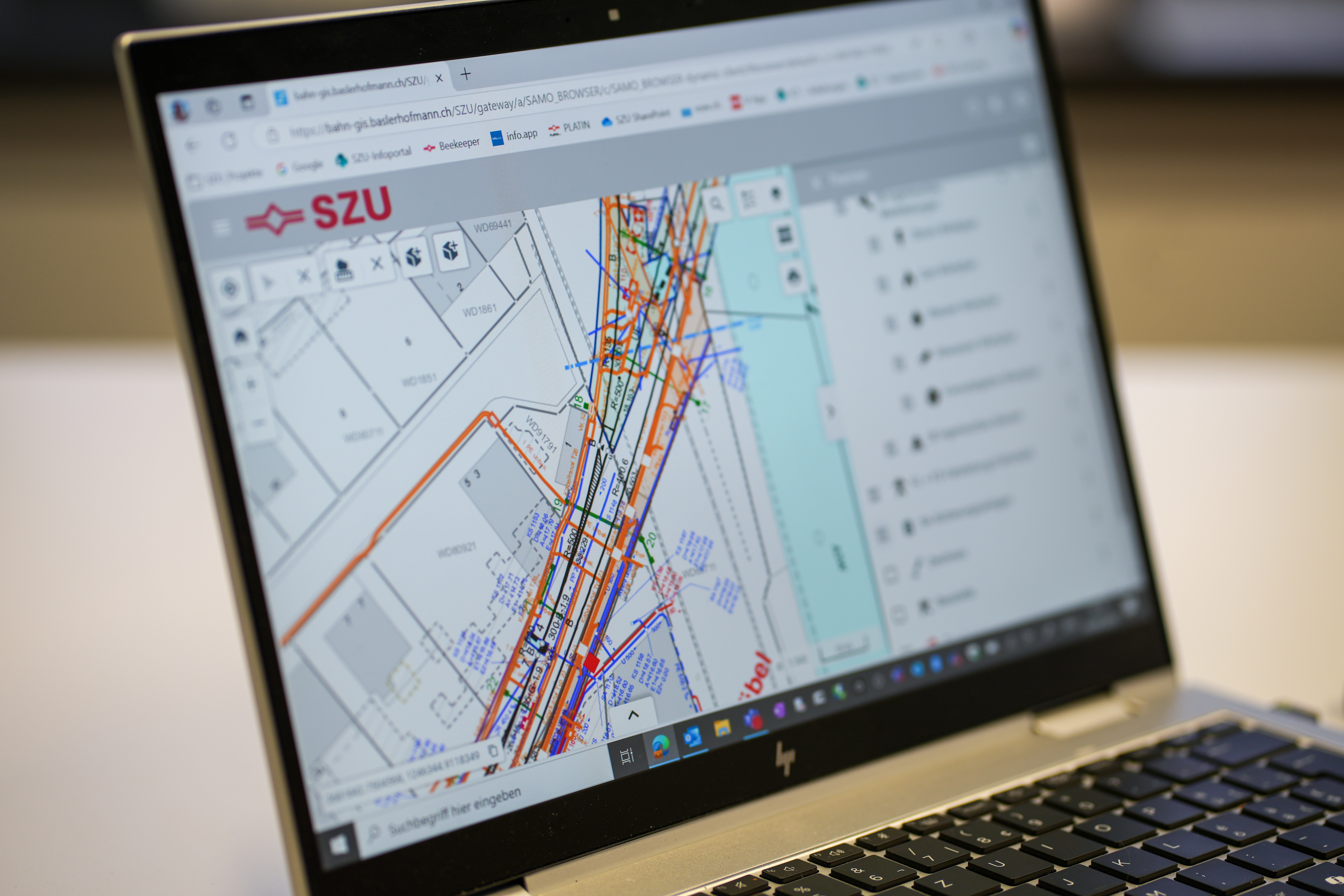 Bildschirm zeigt Einblick ins Bahn-GIS der SZU