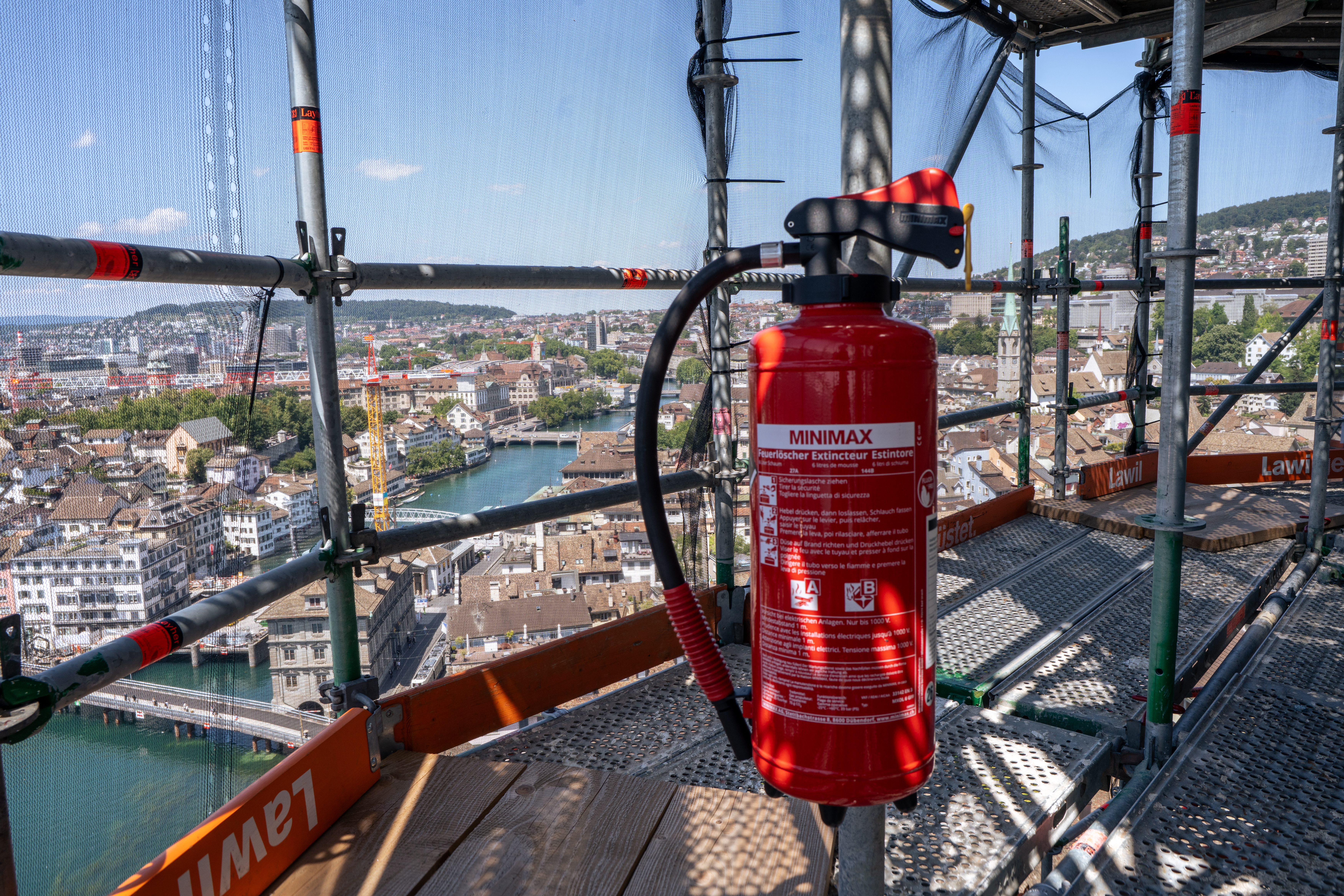 Feuerlöscher auf Gerüst am Zürcher Grossmünster.